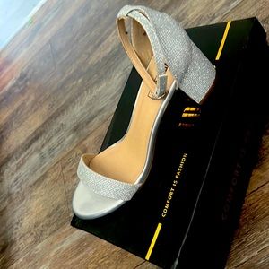 Brand New - IDIFU Silver glitter heels sz US 8